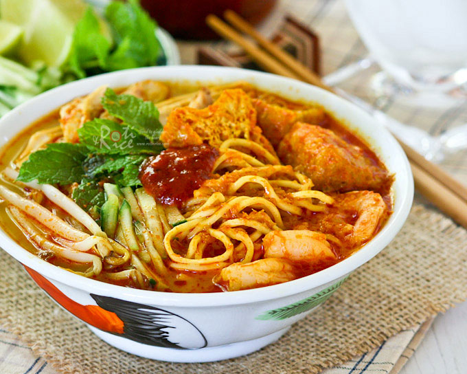 Curry laksa - One of the best Singapore Street Foods