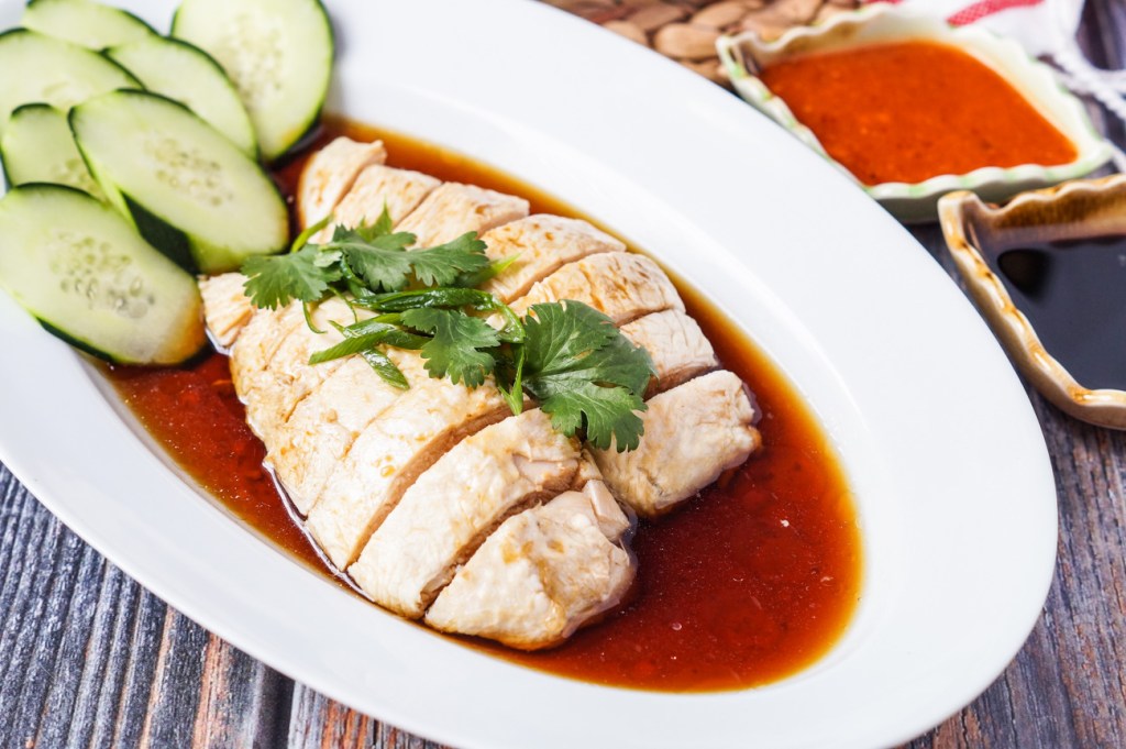 Hainanese chicken rice . Best singapore chicken rice street food