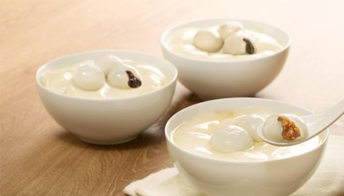 Tau Huay is a Chinese dessert made from bean tofu sweetened with sugar syrup. Singapore Foods